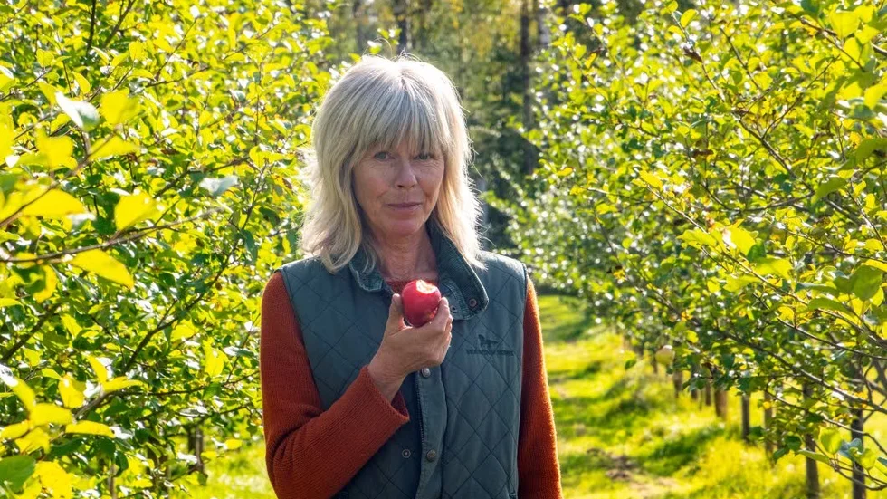 Monica Jonsson hade gärna sett att det lyst mer av rött på träden bakom henne.
