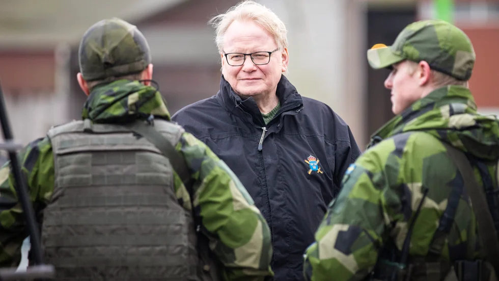 Försvarsminister Peter Hultqvist (S) kom till Visby på onsdagen.