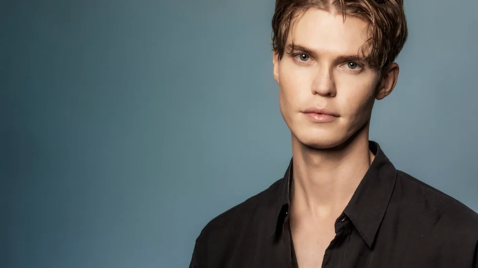 Erik Galli berättar om sina egna och andras skönhetsoperationer i SVT-serien "Under kniven". "Jag ville inte bara skildra hur en operation går till, utan även utforska hur människor hanterar att leva i ett Sverige där det finns en utseendehets". Pressbild.