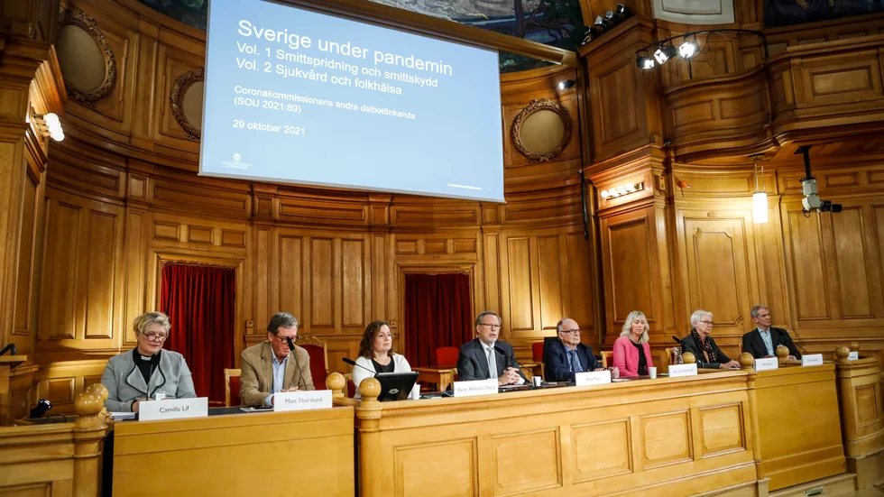 Coronakommissionens ledamöter då kommissionens delbetänkande presenteras i riksdagen. Arkivbild.