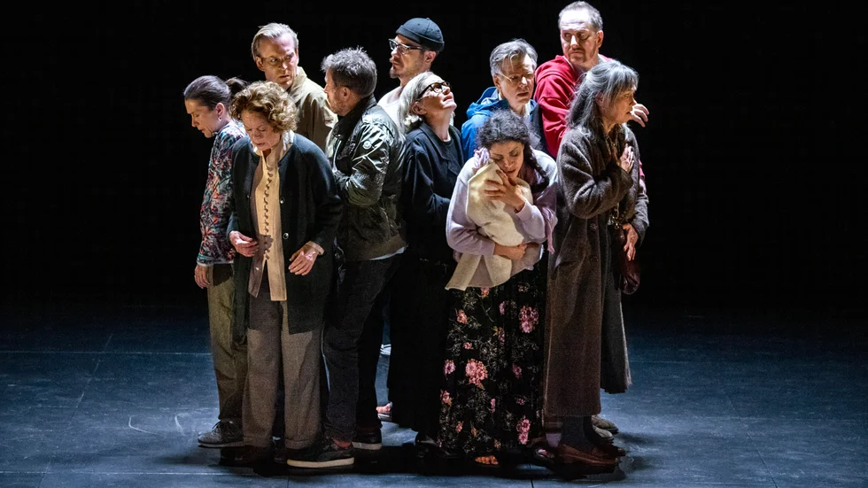 "Solitaire" spelas av tio skådespelare som står tätt sammanpressade på scenen.