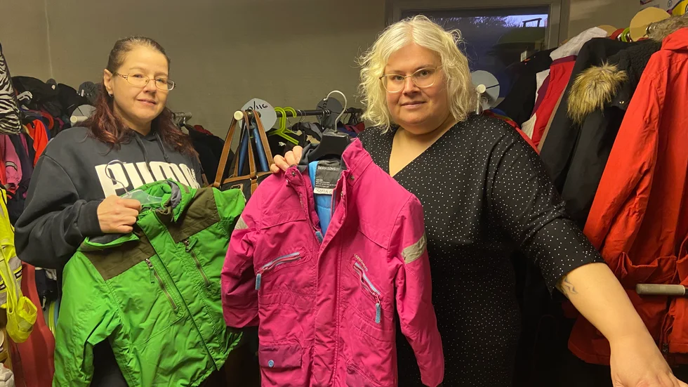 Just nu är behovet särskilt stort efter vinterskor och vinterkläder. Michaela Hellberg och Sofia Heimer Karlsson plöjer ner oräkneliga ideella timmar på arbetet med Familjehjälpen.