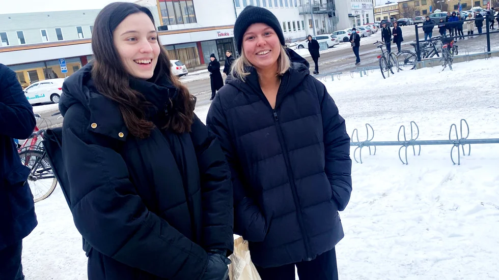 Matilda Haas och Rebecca Herendic läser sjuksköterskeprogrammet och tycker inte att det är okej med salstenta, men finner sig i att det är det som gäller.