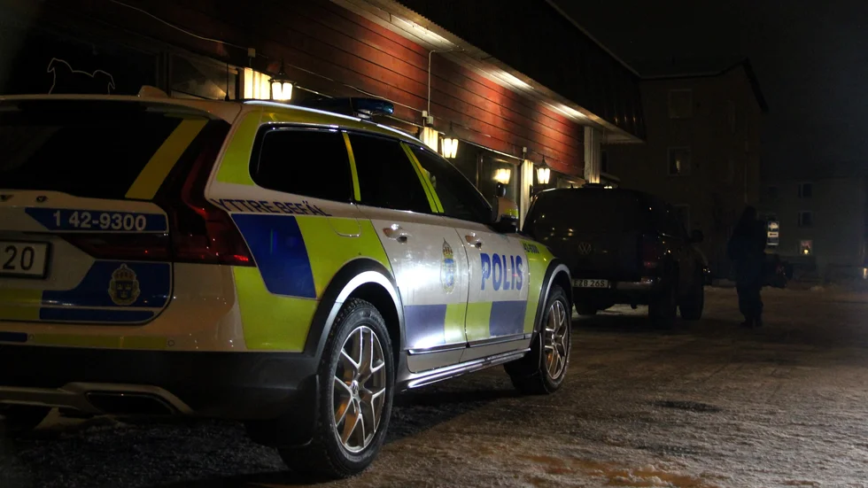 Polisen bör vara på plats ute i bostadsrådena och skapa goda relationer med befolkningen, anser signaturen Medborgare.