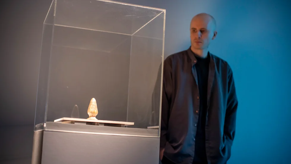 Thomas Hämén med sin skulptur "Asstral travel".