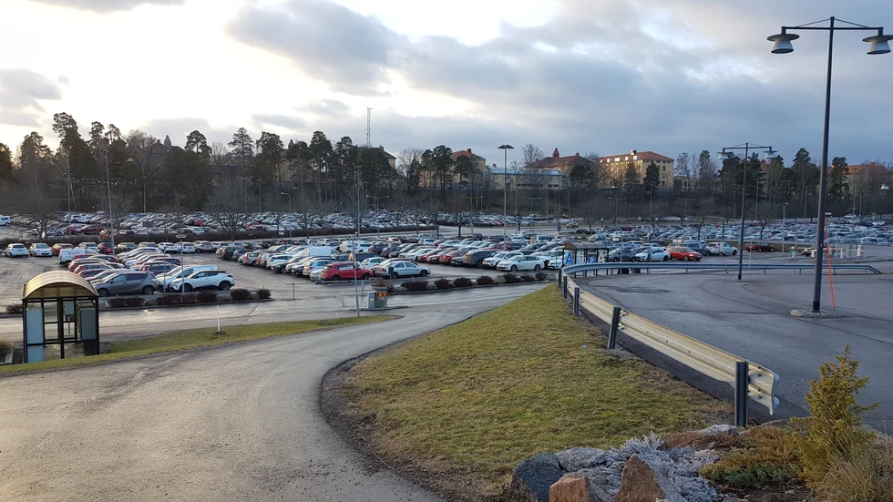 En bilförare körde på flera bilar på en personalparkering utanför US i Linköping på onsdagen. 