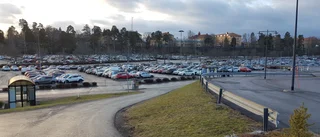 Bilförare krockade fem bilar på US-parkering – polisen efterlyser bilägare