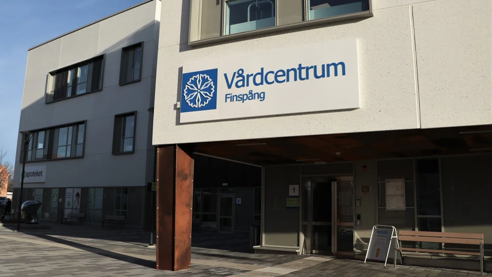 En man greps och anhölls efter att ha misshandlat och hotat ett par personer på Vårdcentrum i Finspång.