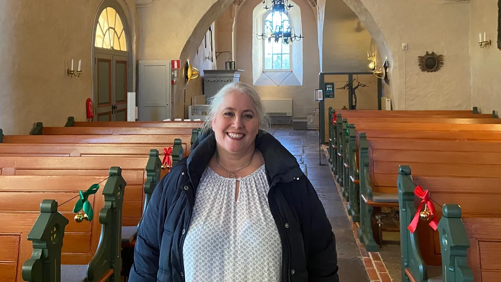 "Här gifte jag mig 1999", säger Anna Connydotter Wiberg vid besöket i Överselö kyrka.