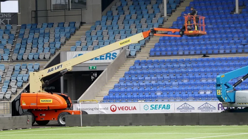 Ny belysning monteras under läktartaket på Östgötaporten.