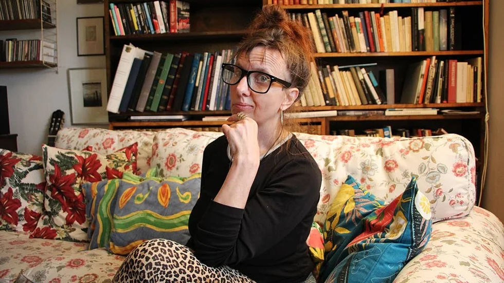 Med sin posei vill hon rucka på perspektiven, leka med orden och tänja på bokstäverna. Nu finns Norrköpingsförfattaren Stina Nilsson Bassells bästa dikter i en ny diktsamling, utgiven på det nystartade förlaget Ekström & Garay.