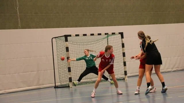 Till riksläger. Målvakten Linnea Liljeberg från Finspångs Handbollsklubb, är uttagen till ett riksläger för sin åldersgrupp. Här ses hon i målet under en match med FHK.
