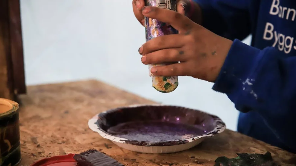 NCC och Region Östergötland ordnar byggskola för barn i Finspång. Barnen har fått lära sig att bygga fågelholkar och humlebon, och som avslutning blir det lådbilsrally.
