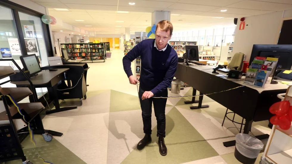 KLIPPT. Olle Vikmång, kultur- och fritidsnämndens ordförande, fick äran att hantera saxen.