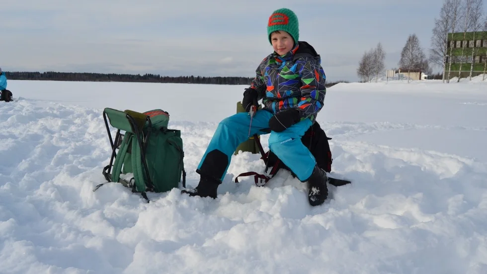 Isak Nilsson i fiskartagen ute på Ursviksfjärden. Foto: HANS BERGGEN