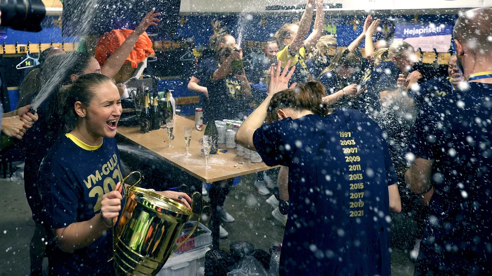 Vilt firande när bubbelflaskorna öppnades i omklädningsrummet.