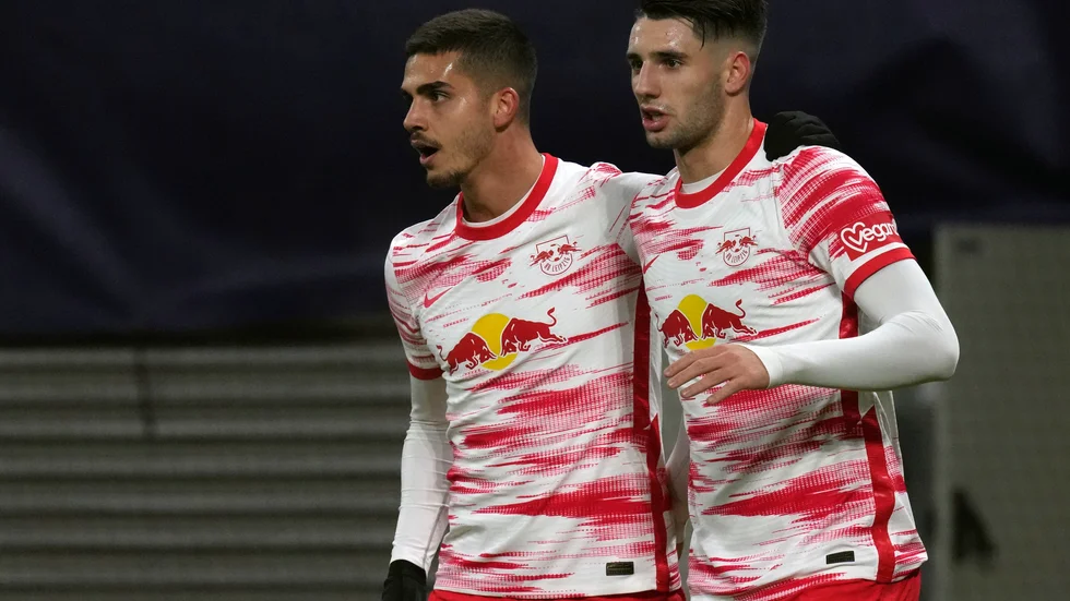 André Silva, till vänster, och Dominik Szoboszlai gjorde Leipzigs mål i 2–1-segern mot Manchester City.