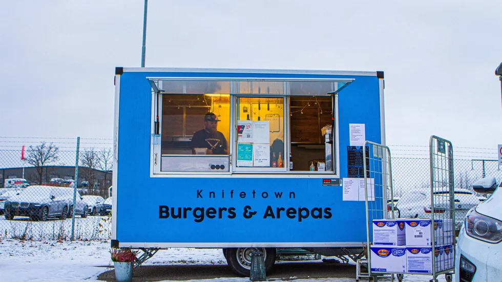 Matvagnen Knifetown Burgers är placerad i Ar, men det finns tankar på att hitta en annan centralare plats i Knivsta. Tidigare serverades även sydamerikanska Arepas, men nu är det bara hamburgare som gäller.