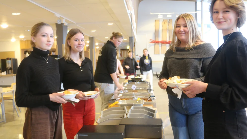 Tjejerna i Christinaskolans 9C, Embla Andersson och Elma Fredriksson till vänster, Elina Lidman och Ebba Broström till höger, är alla överens om att skolmaten är rätt bra men att finns problem, särskilt med det vegetariska.