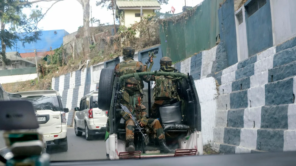 Indiska soldater på färd genom Kohima, huvudstad i delstaten Nagaland, på söndagen.
