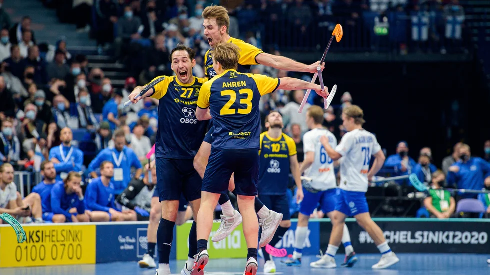 Robin Nilsberth, Tobias Gustafsson och Hampus Ahrén jublar över Gustafssons 5-4-mål i VM-finalen mot Finland.