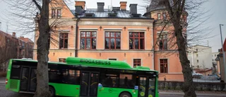 Trots larm om sprickande hus: Inga planer på att flytta bussarna