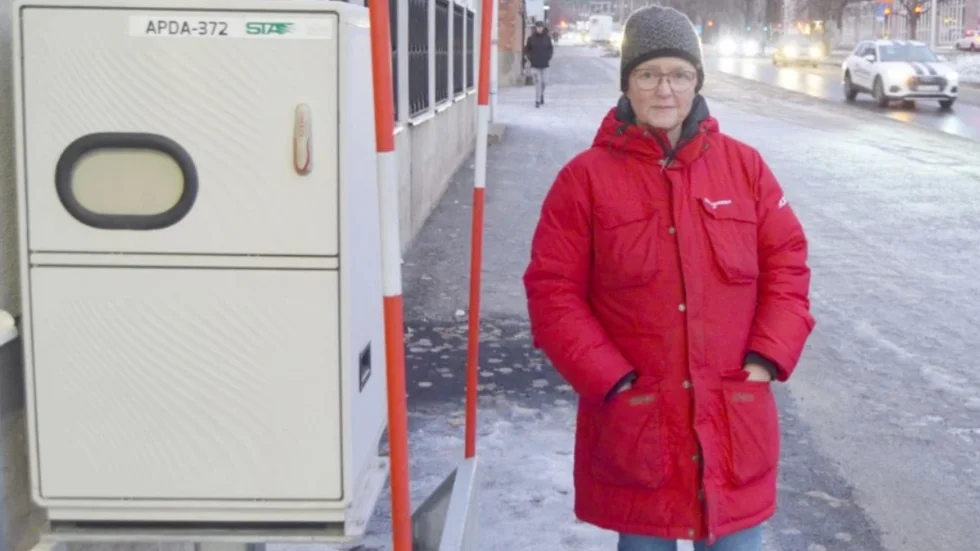 Miljöinspektör Ulla Bro vid ett av de moderna mätinstrument vid E4, som nu använts i ett år.