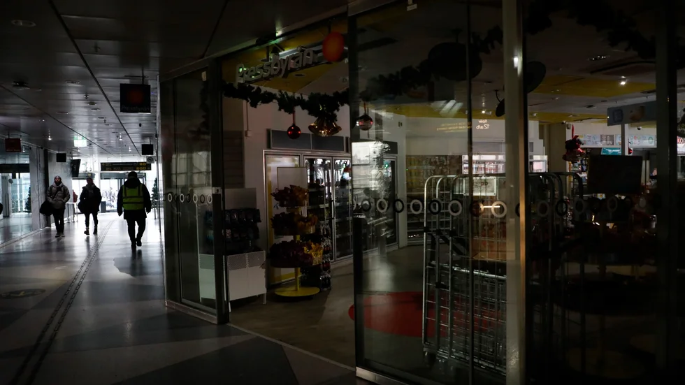 Centralstationen i Stockholm har drabbades av ett strömavbrott som påverkade butiker, biljettautomater och rulltrappor.