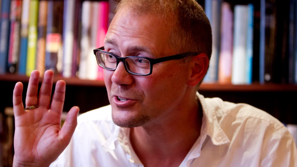 Henrik Höjer är vetenskapsredaktör på Kvartal, historiker och författare. Han har ett stadigt öga riktat mot nuet och mot tidningsläggen. 