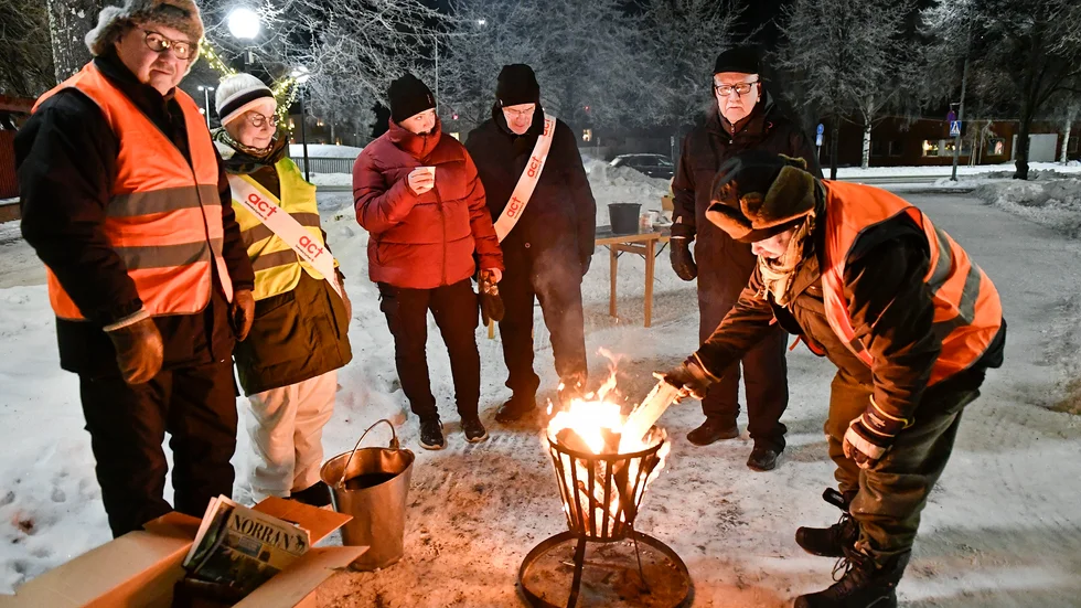 Kent-Olof Hedman, Barbro Strömbro, Camilla Nilsson, Nils Renström, Sten-Arne Burman och Dick-Eric Wiegerth värmde sig vid elden.
