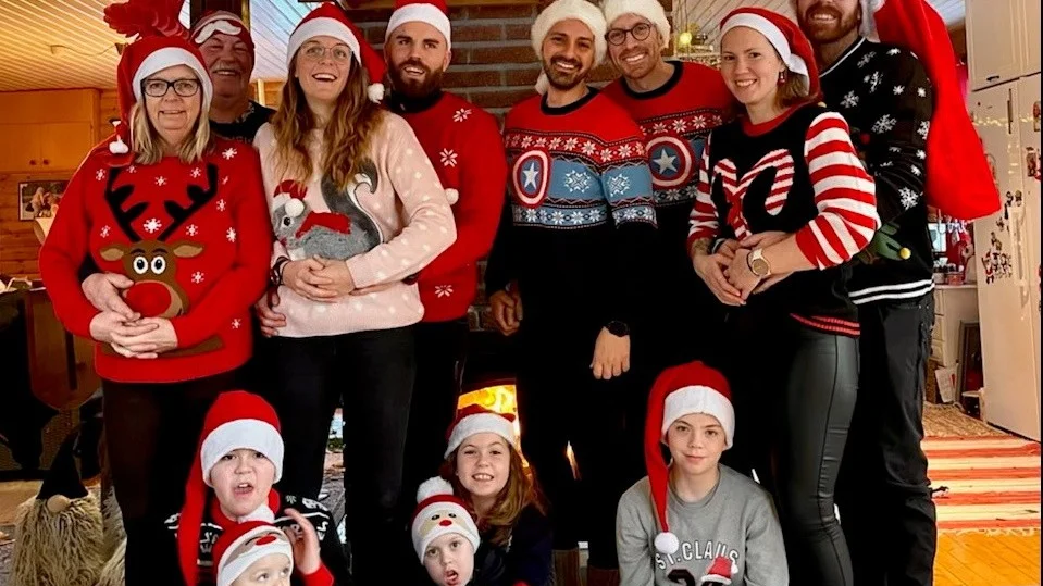 Julig hälsning. Gott Nytt år till PT:s läsare önskar Kia Granström och tomtarna i Varsavareby.