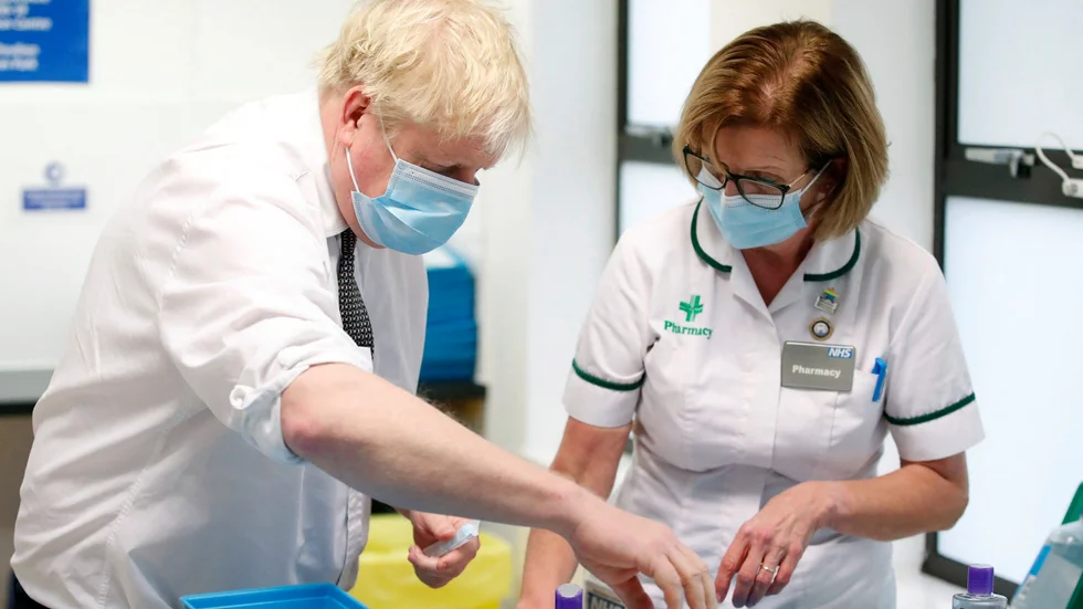 Storbritanniens premiärminister Boris Johnson går till skarpt angrepp mot vaccinmotståndare och desinformation som sprids i sociala medier. Här besöker han en vaccinationsinrättning i Northampton.