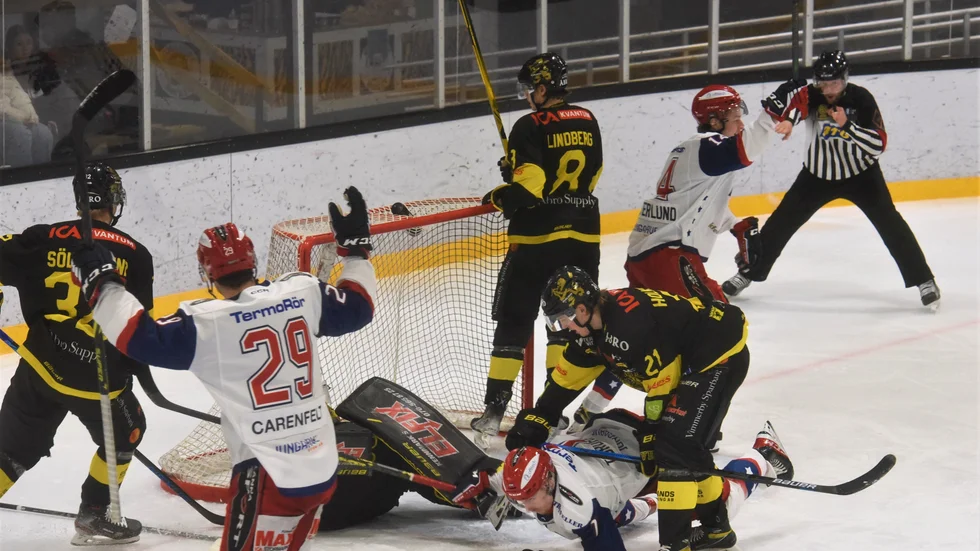 Här har Huddinge precis utökat sin ledning i den andra perioden, efter en rörig situation.