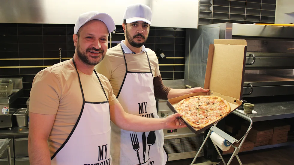 Mahmod Abo Baker och Hosam Ramli på Pizzeria Milano i Hultsfred räknade med många pizzabeställningar under nyårsdagen.