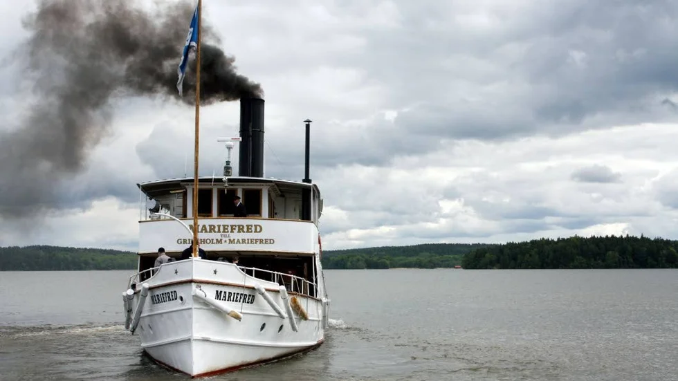 När S/S Mariefred angör ångbåtsbryggan på lördag är ångsamlingen komplett - fartyg, tåg och bil som alla drivs med ånga.