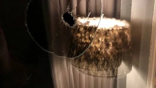 Hålet efter stenen som gick igenom rutan.