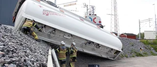 Tankbilssläp välte på tågområde