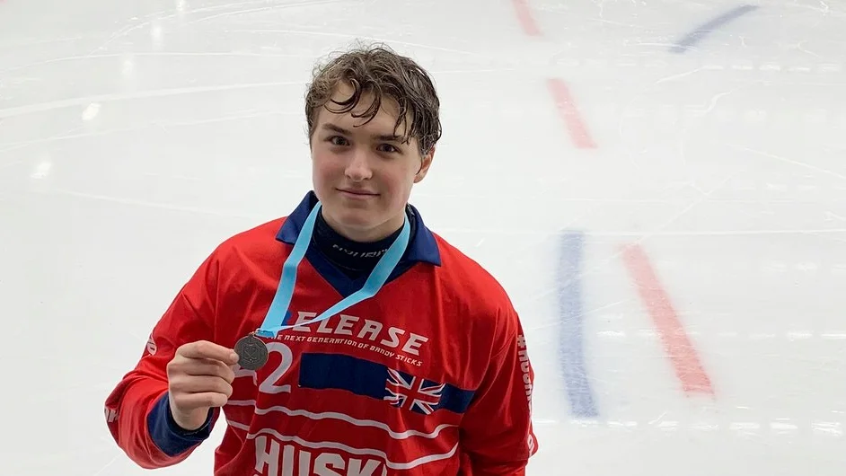 För första gången under VM-veckan fick KVBS-spelaren Alex Ward lämna planen mållös. Förlusten mot Estland i gruppfinalen innebär dessutom att Storbritannien missade chansen att ta klivet upp i A-gruppen till nästa VM. Besviken? Inte alls, Alex Ward gladdes över ett vunnet VM-silver. Foto: Cassandra Ward