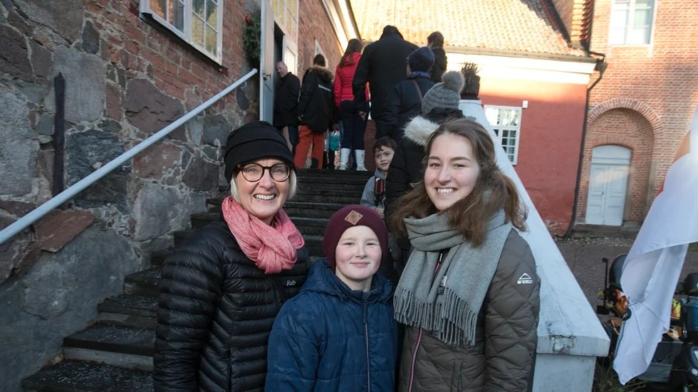 Karin Eklund med barnen Adam Eklund och Ebba Welin köade utan att knorra en dryg halvtimme för att komma in i värmen i slottets kronkök.