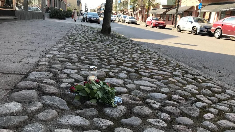Blommor på olyckplatsen, där en man avled i en cykelolycka på torsdagen.