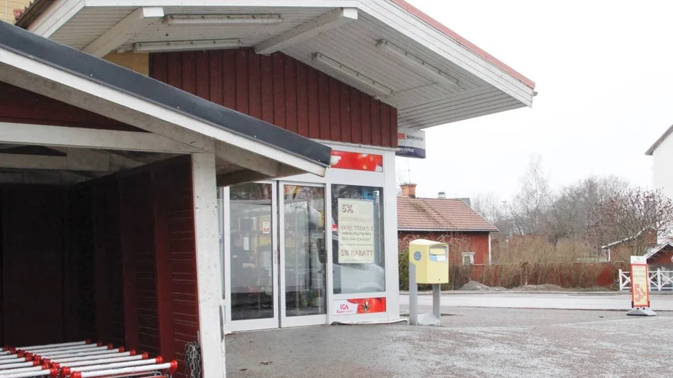 Det var första lördagen i mars som rånförsöket och den grova misshanden ägde rum utanför Ica Skeppet på Selaön.