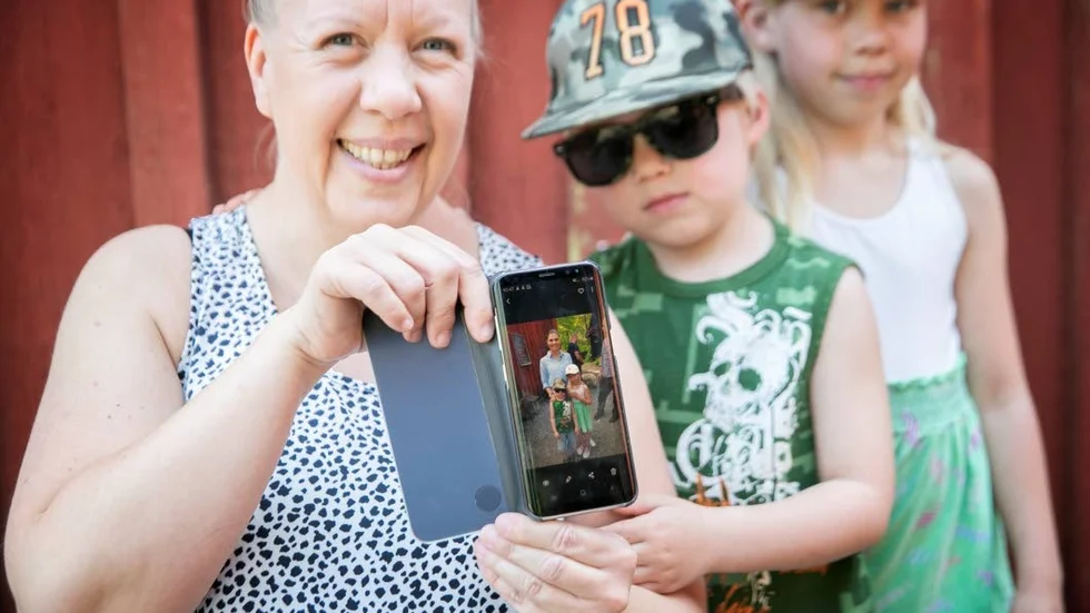 Gnestabon Lotta Lundberg var så glad att ögonen tårades åt bilden hon fick på kronprinsessan och sina barn Lova och Millvina. 

– Det blir så stort när man träffar henne i verkligheten, när man tidigare bara sett henne på tv.