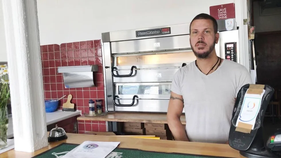 Andreas Grenryd är uppväxt i Brandkärr och tycker om människorna. Däremot ser han att det gått åt fel håll det senaste året.