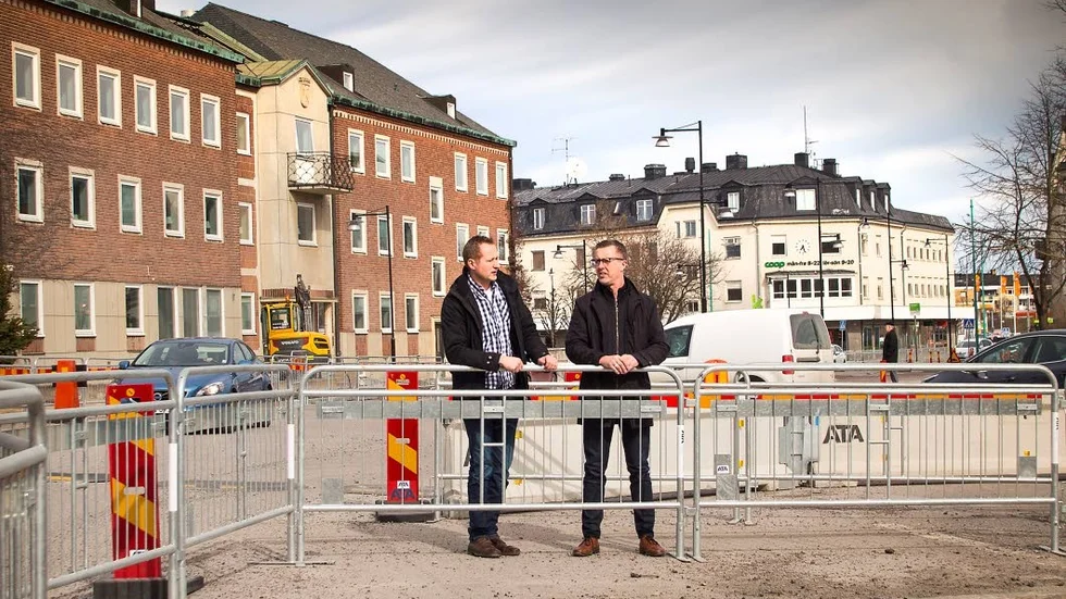 Johan Ekstrand och Johnny Ljung på Katrineholms kommun är mitt i det pågående arbetet av Stråket. På etappen mellan Djulögatan och Linnévägen kommer det att bli gång- och cykelbanor, grönytor med träd och körbana för bilister. Häcken mot Stadsparken kommer att försvinna. "Då ville man ha en barriär mot den tunga, bullrande trafiken. Nu binder vi ihop ytorna och gör fler ingångar till Stadsparken", säger Johnny Ljung.