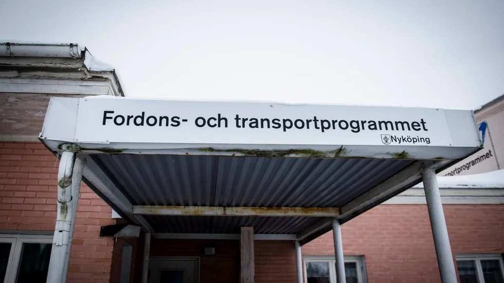 Nyköpings gymnasium vill locka fler elever till fordons- och transportprogrammet. Nu erbjuds eleverna sommarjobb.