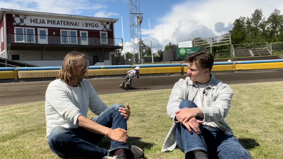 Thomas Augustsson och Jonatan Häggström Wedding satte sig på TBM arena under torsdagens träning för att diskutera läget inför kvällens match mot Indianerna.