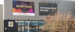 Rosvalla laddar för fest – hockeyhjälmar byts mot bygghjälmar
