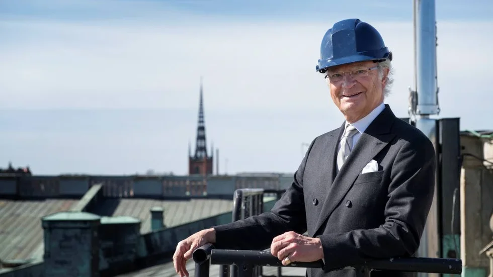 Kung Carl XIV Gustaf. Han är van vid höga höjder - men han kan inte komma till Strängnäs inom överskådlig tid.