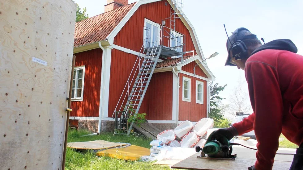 Totalkostnaden för renoveringen av gården uppgår till knappt två miljoner kronor. Sven Norberg med sågen.