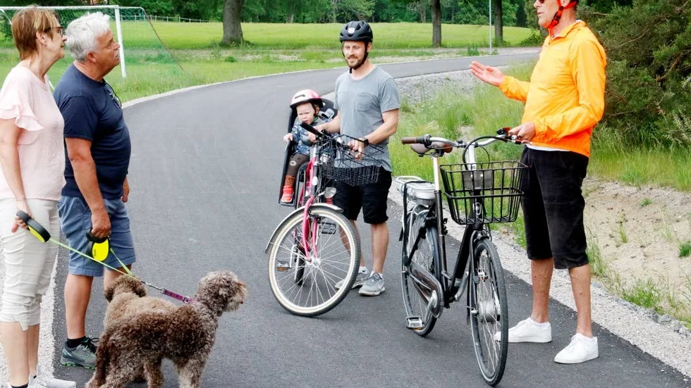 Merja och Matti Salomäki tycker också att gång- och cykelvägen får ett väldigt abrupt slut i dag.